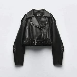 Supeeer snygg skinnjacka (”biker jacket”) från Zara, strl S. Knappt använd så väldigt fint skick✨