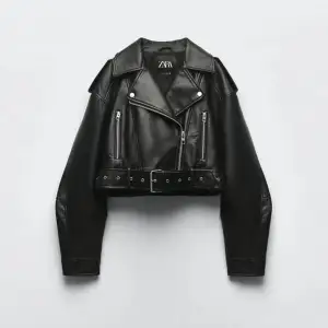 Supeeer snygg skinnjacka (”biker jacket”) från Zara, strl S. Knappt använd så väldigt fint skick✨