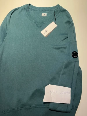 CP COMPANY sweatshirt  - CP COMPANY sweatshirt  Helt ny tröja  Nypris:2000kr  Pris: 900kr Tags och kvitto finns   Skicka iväg ett meddelande vid frågor eller funderingar! Finns i Sundsvall men kan fraktas över hela Sverige med fri spårbar frakt!