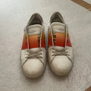 Valentino skor - Bra skick. Köpta på Valentino i Dubai Mall. Box medföljer.  Fraktas ej Betalning via swish