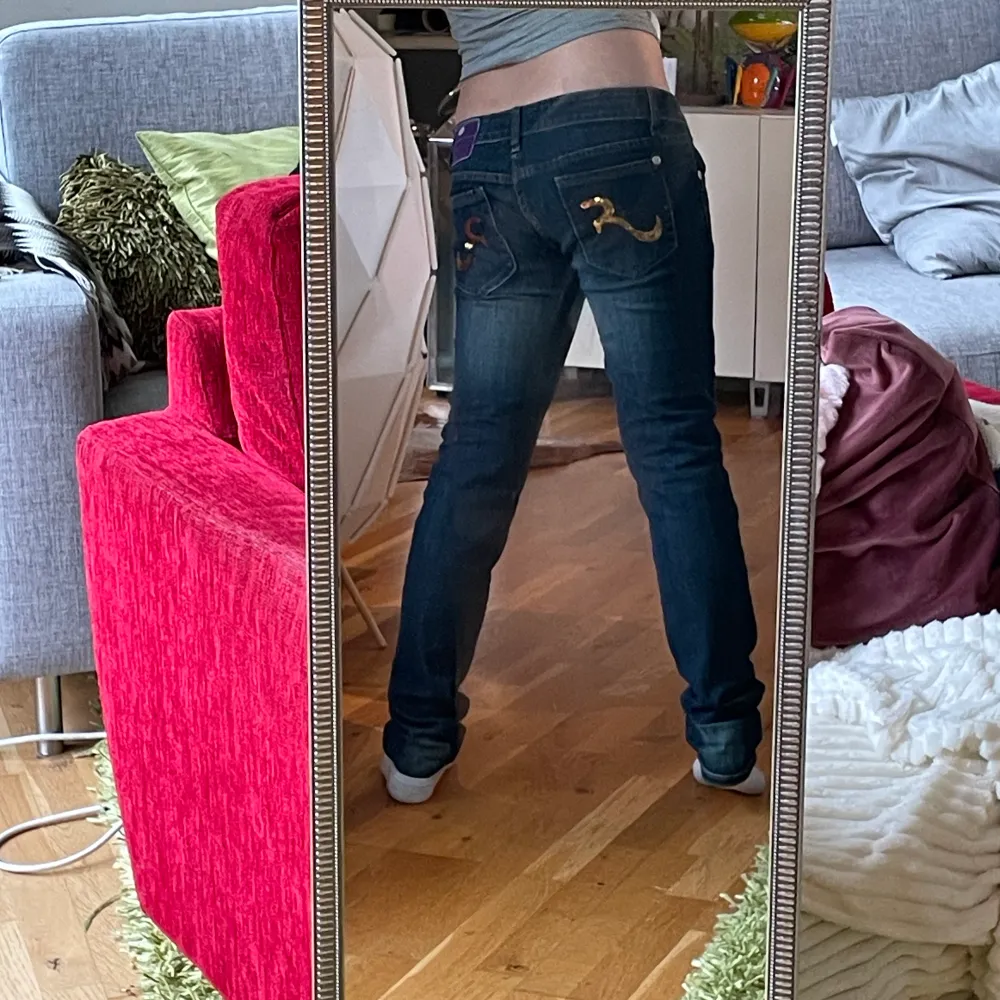 Low waist jeans från Victoria Beckham i storlek 30/32. Med glitter på bakfickorna. Lite långa för mig, jag är 160. Hör av dig om du vill ha mer bilder.  . Jeans & Byxor.