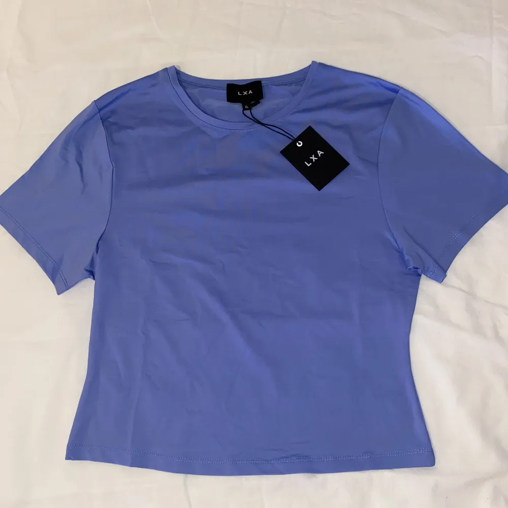 LXA everyday tee i blått. Storlek XL. Säljer då den är i fel storlek. Orginalpris: 299kr. T-shirts.