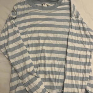 Tröja - Säljer denna randiga tröjan från monki som trendade innan.