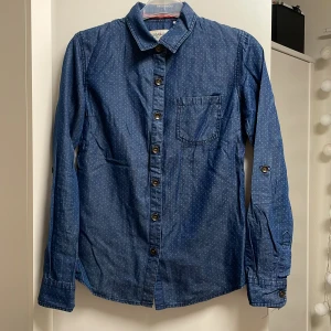 Hampton Republic - skjorta - Jättefin skjorta från Hampton Republic i storlek 164. (Passar lika bra för storlek XS-S). Man kan använda den långärmad samt vika upp den till hälften. Mycket bra i skick!