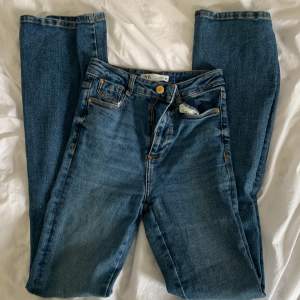 Nu säljer jag mina jätte snygga mörk blå jeans som är för små☹️ dem är hig waist och bootcut jeans i mörk blå från zara. Köpare står för frakt