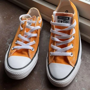 Converse skor  - Nu säljer jag mina Converse skor som aldrig kom till användning och blev för små. Skorna är i nyskick och har inga tecken på användning. Dom är köpta för ca 700kr. Låda medföljer!❤️