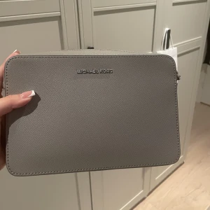 Michel kors väska - Grå Michael kors väska köpt från abcd. Väskan är i mycket fint skick men används ej längre. Pris kan diskuteras vid snabbköp