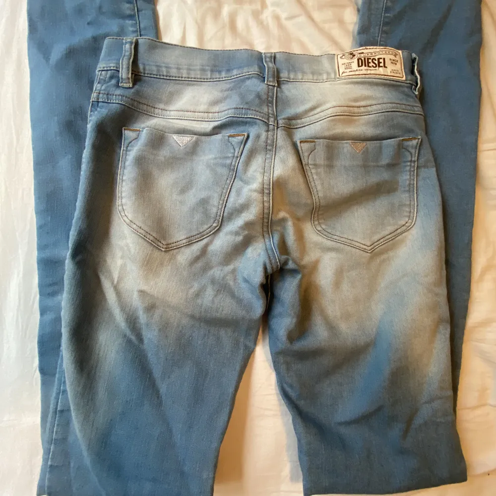 Snygga jeans från märket diesel💘 dom är i skinny modell. Har väldigt fin färg och söta fickor! Tryck gärna på köp direkt💋 priset är dock diskuterbart. Jeans & Byxor.