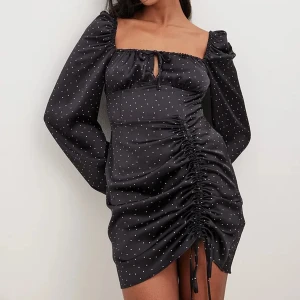 NY NAKD KLÄNNING - Helt ny nakd klänning med lappar kvar. Modell ” sleeve gathered mini dress” slutsåld i denna storlek. 