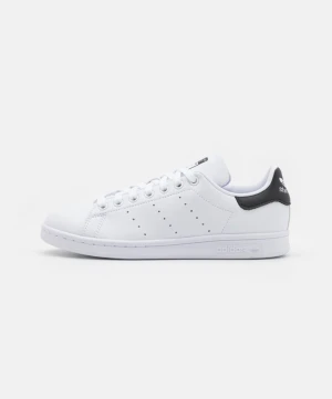 stan smith adidas originals - Stan smith adidas i färgen collegiate navy som säljs pga de inte kommer till användning längre, frekvent använda men skicket är ändå bra. Orginalpris 1100kr, strl 39/40, för fler bilder och prisförändringar kom privat🙏😇