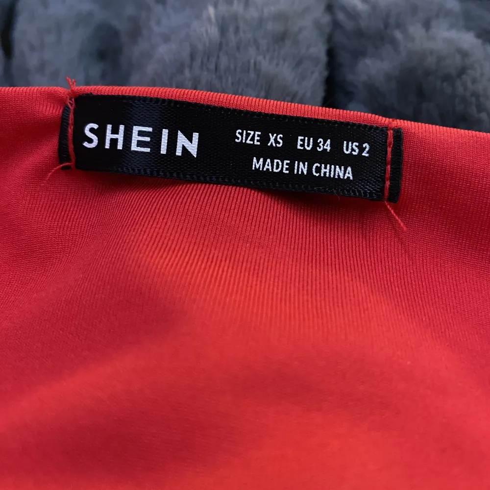 Klänning ifrån shein som köptes för 2 år sen och har bara använt den 1 gången så den är i bra skick . Klänningar.
