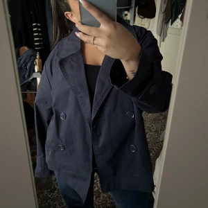 Kort trenchcoat  - Marinblå kort trenchcoat från monki använd max 5 gånger, alltså som ny 💕 har inga skador alls!! 💗💗 nypris 600 kr 