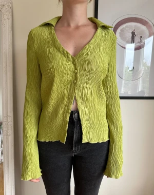 Limegrön skjorta  - Limegrön skjorta med tre knappar i fram och vida ärmar. Från Shein, storlek M. Använd 1 gång.