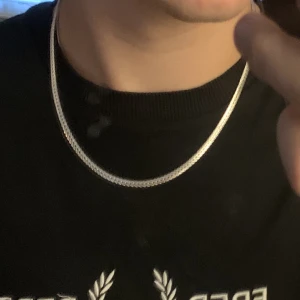 Silver halsband - Äkta fint silver halsband som är ca 50cm långt. Pris kan diskuteras vid snabb affär!