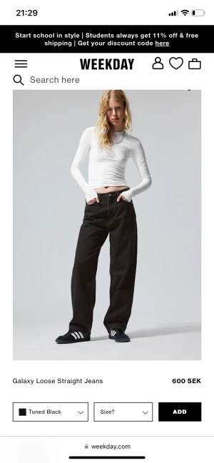 Weekday jeans  - Säljer mina snygga weekday jeans i storleken 32/34. De är i modellen Galaxy loose straight jeans i färgen ”Tunde black”. Använda fåtalet gånger och är i bra skick. Säljer för 350+ frakt💓passar för både tjejer och killar💕