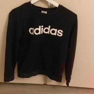 Tröja - Adidas tröja. ÄLSKAR! Men passar inte 🥲