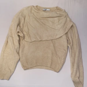 NA-KD - Jag tänkte sälja en stickad tröja, den är skön och den är större än vad storleken säger. Färgen är en blandning av gul/beige. Den är är väldigt bra skick, använt typ 2-3 gånger. Du kan försöka buda. Skriv för fler frågor!