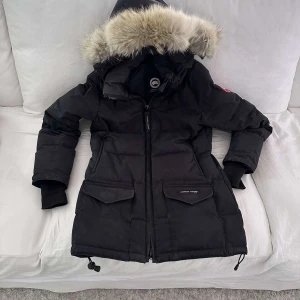 Canada goose jacka - Säljer min canada goose för jag inte har nån användningen av den, den är i bra skick skriv för fler bilder❤️