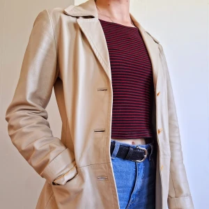 Skinnkavaj  - Supernice biege skinnjacka/kavaj! Väldigt bra skick,inga slitningar alls, men tyvärr kommer den ej till användning längre. Den har också innerficka vilket jag tycker är en bra detalj. Hör av er för frågor eller fler bilder!