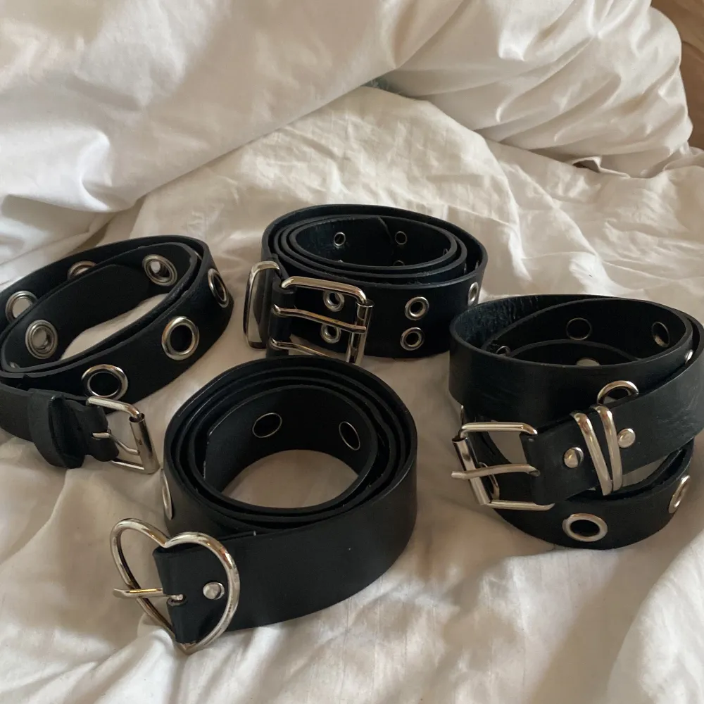 4 sticken skärp med metallhål! Alla är i superfint skick utan fläckar eller tecken på användning 💗 ett skärp för 50kr 🫶 de passar alla storlekar upp till M eftersom man får själv välja vilket hål man ska sätta fast på. Asusteet.