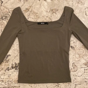 Bikbok topp xs - Militärgrön topp från bikbok i storlek XS, fint skick