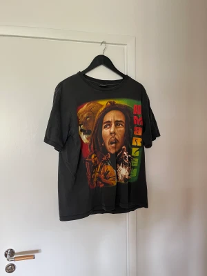 Vintage bob marley t shirt - Säljer min feta bob marley tisha i storlek L. 3 små hål (se sista bild) syns knappast vid använding. Bra cond annars överlag! Hojta till för mer bilder eller info! 🏌🏽