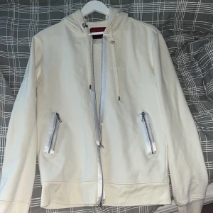 Limitato kofta - Hej! Säljer nu min limitato kofta som är i väldigt fint skick. Tröjan är i storlek S. Priset är inte hugget i sten, nypris ligger på ca 3000kr