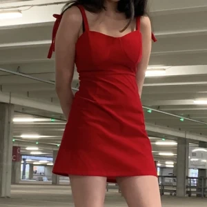 Super söt röd klänning - Storlek S, har bara använt den en gång och den passar inte mig. Man kan ändra storlek på armarna. 