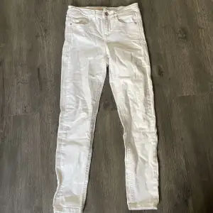Vita skinny jeans från Zara. Använda en gång, som nya.