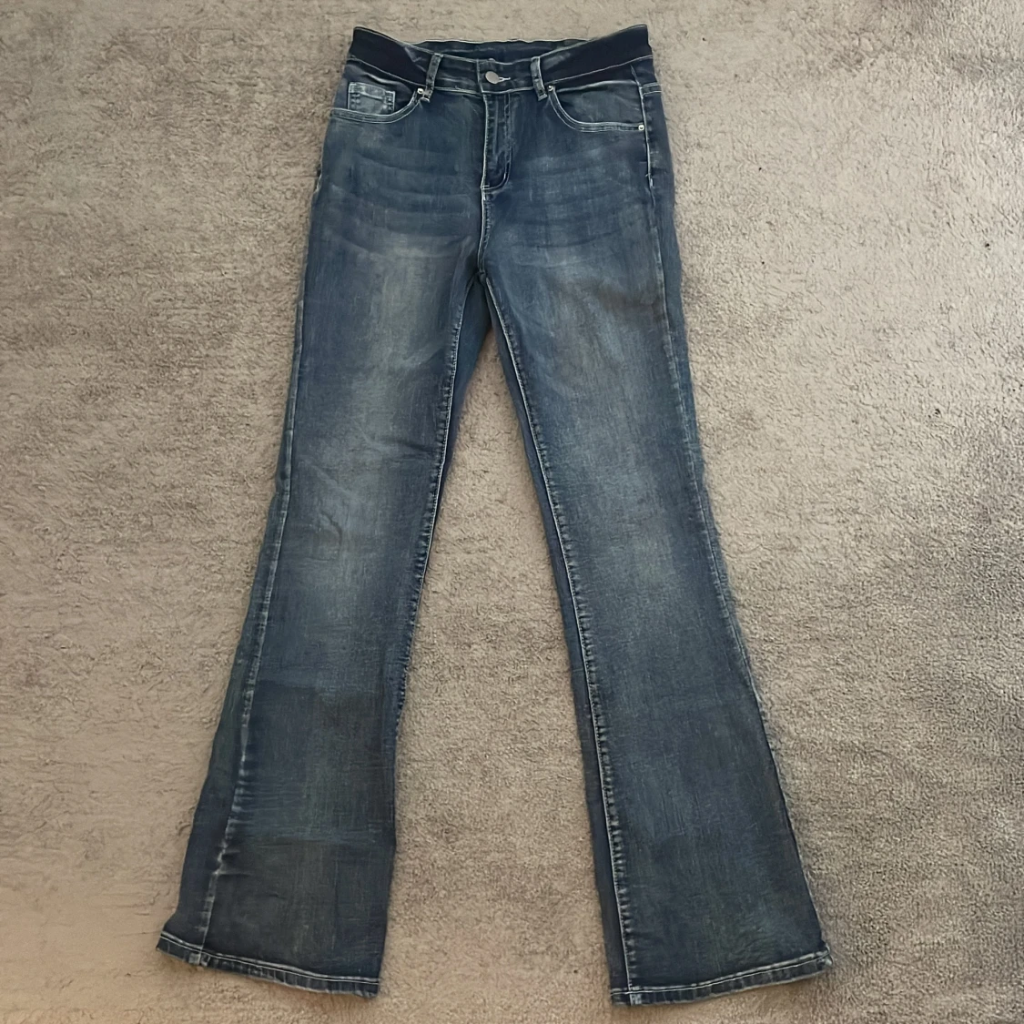 Bootcut jeans med tryck på baksidan - 91