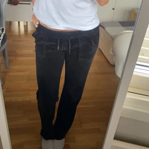 Byxor - Säljer nu min Juicy Couture mjukis byxor, köpta i nyligen så dem är i mycket fint skick och sparsamt använda!
