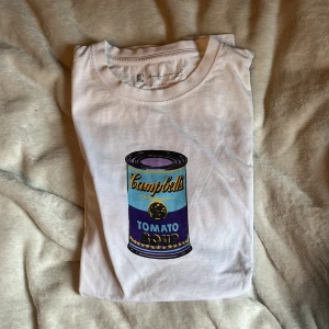 T-shirt - T-shirt med tryck både fram och bak. Tyvärr inte min stil längre så säljer den