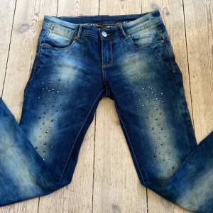 Vintage jeans  - Super snygga vintage jeans från secondhand med rhinestones på. De är lowwaist och ger mycket 2000s vibb. Passar dig som har xs- s.