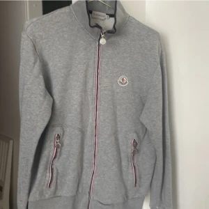 Moncler zip up - Säljer denna snygga moncler zip av äldre modell. Mycket kvar o ge men har några flaws, bilder kan fås på de! Storleken i tröjan är XL men sitter som M/L