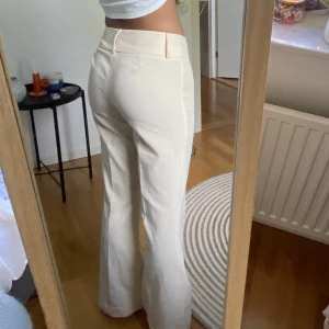 Ljusa lågmidjade kostymbyxor! - Fett snygga ljusa kostymbyxor!! Lågmidjade!💐💐