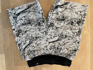 2 shorts strl 152/158 - Chinos aldrig använd