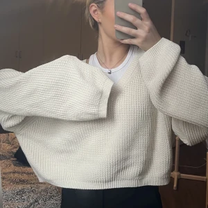 Vit stickad tröja - V-ringad stickad tröja i gott skick, knappt använd! 💕 Bara skriva om det finns några frågor!