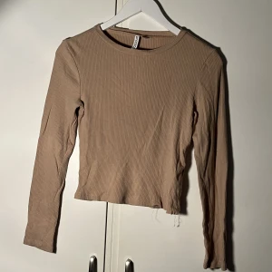 Brun ribbad tröja - Brun ribbad långärmad tröja. Säljer pga att den inte kommer till användning.