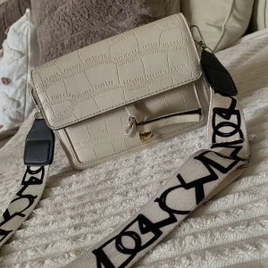 Väska  - En otroligt fin väska som man får plats ganska mycket med tex. Telefon, plånbok, hörlurar m.m.  Medför ett otroligt fint band, detta är en väska som fått väldigt mycket komplimanger 🤩 Nypris:400