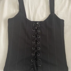 Linne med knytning! - Korsett liknande topp, snörningen går att justera💕❤️ aldrig använd! 