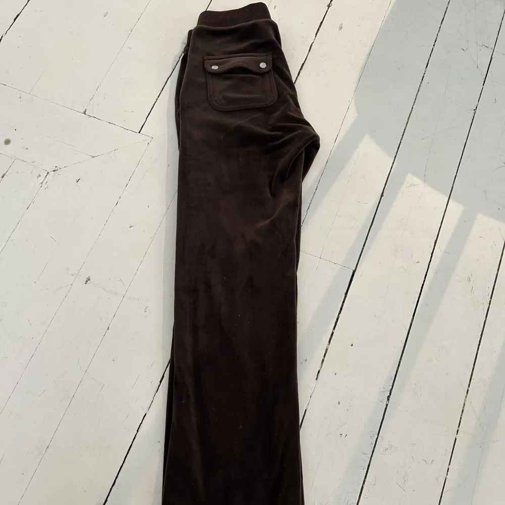 Superfina bruna juicy couture byxor i storlek xxs💕. Jeans & Byxor.