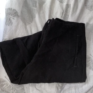 Kostymbyxor från newyorker - Liknar zaras kostymbyxor. Storlek 36 men passar även 38. Jättefina byxor men dem kommer inte till användning.