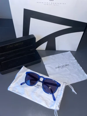 John Henric solglasögon  - Solglasögon från John Henric i nyskick, inga repor eller defekter. Köpta förra sommaren men knappt använda. Skriv vid frågor! Nypris 800