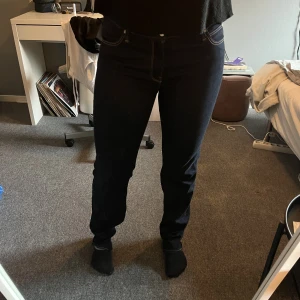 Lee jeans   - Jättefina jeans ifrån Lee, de är stretchiga och har ett mycket skönt material. Köpta för 1200 💗säljer eftersom dom inte kommer till användning 🫶