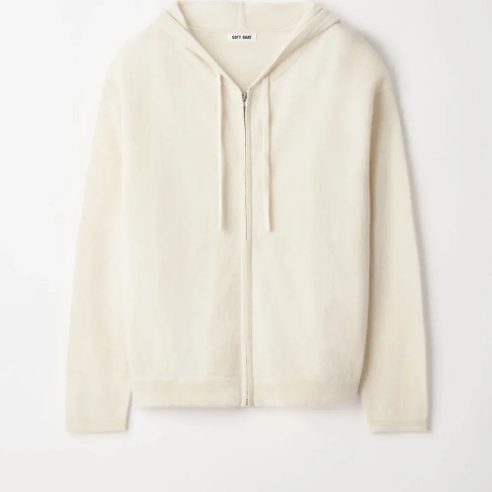 Säljer min vita soft goat relaxed hoodie, den är jättefin men har blivit lite nopprig❤️ kom privat om du är interesserad eller vill ha fler bilder!💖💖Nypris är: 2895kr. Stickat.