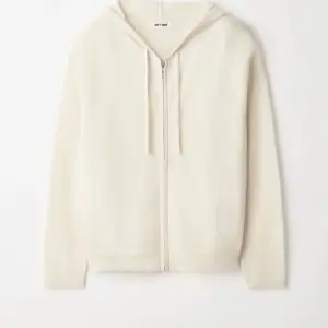 Säljer min vita soft goat relaxed hoodie, den är jättefin men har blivit lite nopprig❤️ kom privat om du är interesserad eller vill ha fler bilder!💖💖Nypris är: 2895kr