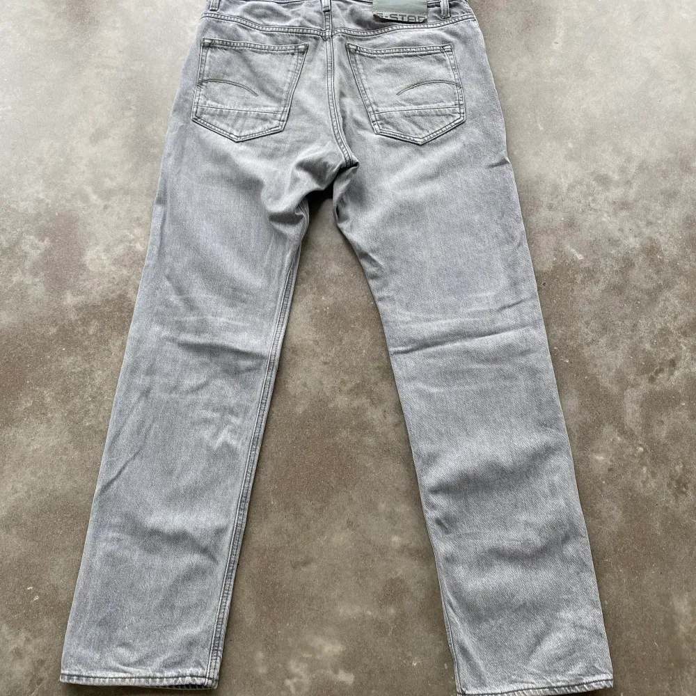  grischiga gråa g-star jeans. Nypris 1700kr. Pris kan diskuteras vid snabb affär . Jeans & Byxor.