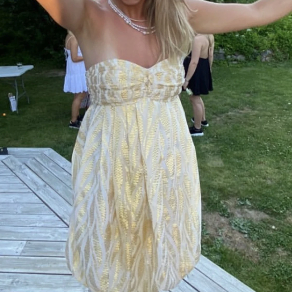 Cool guldig klänning