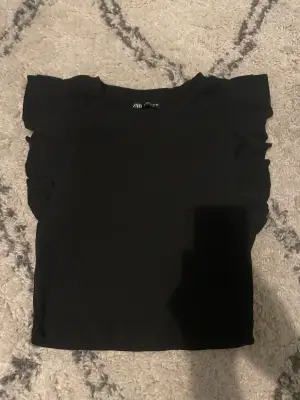 svart tröja med volangärmar från zara, använd fåtal gånger därav bra skick 