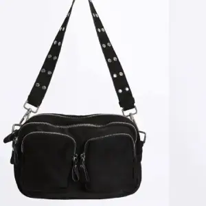 Super söt svart väska, lite slitningar på axelbandet men inget man tänker på. 🩷